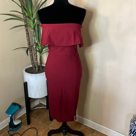 Selfie Leslie Curve-Hugging Dress Off-Shoulder Elegance Meets Edge - Picture 1 of 7